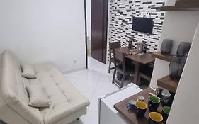 Quarto e sala a uma quadra da praia Copacabana posto 02